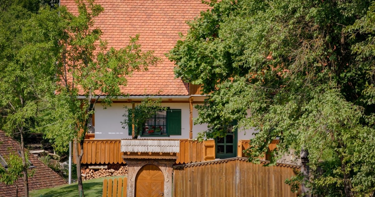 Pihenő a tornácos házban